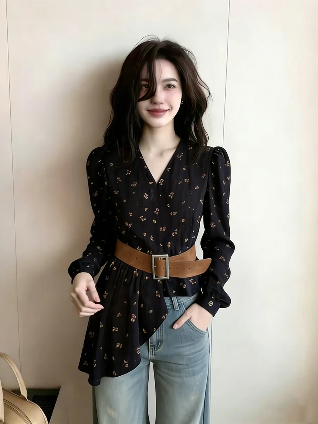 Черная женская блузка с цветочным принтом и длинным рукавом, весенний дизайн, приталенная, с асимметричным подолом, V-образным вырезом, в корейском стиле, с эффектом утяжки на талии, модель Bellflower
Черная женская блузка с цветочным принтом и длинным рукавом, весенний дизайн, приталенная, с асимметричным подолом, V-образным вырезом, в корейском стиле, с эффектом утяжки на талии, модель Bellflower