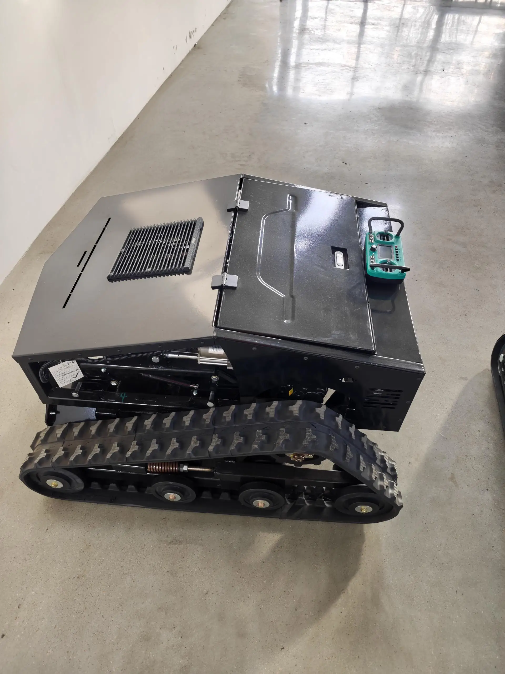 Landscape greening machinery remote control drum lawn mower garden crawler lawn mower weed control machine
Landscape greening machinery remote control drum lawn mower garden crawler lawn mower weed control machine