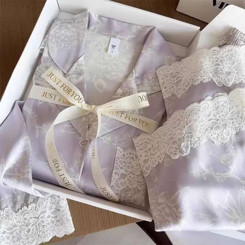 Роскошные женские пижамы из ледяного шелка, новый комплект Pijama Mujer, брюки с длинными рукавами, весенне-осенняя модная одежда для сна с кружевной строчкой
Роскошные женские пижамы из ледяного шелка, новый комплект Pijama Mujer, брюки с длинными рукавами, весенне-осенняя модная одежда для сна с кружевной строчкой