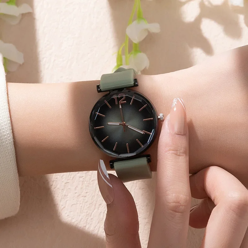 Fashion Ladies Sports Simple Black Dial Quartz Watch Casual 2023 Hot Sale Green Silicone Strap Women Clock Dress Wristwatches
Fashion Ladies Sports Simple Black Dial Quartz Watch Casual 2023 Hot Sale Green Silicone Strap Women Clock Dress Wristwatches