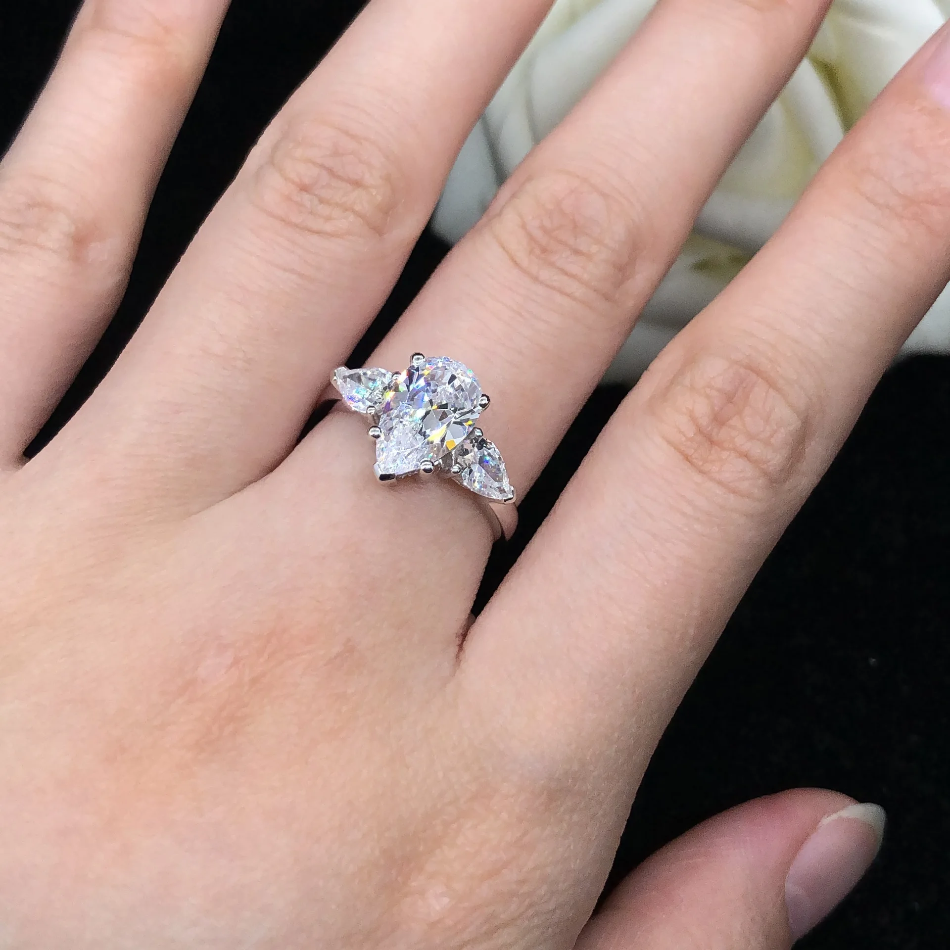 Pear-Shaped 3ct Moissanite Ring PT950 Platinum Women - Lively Shape Sparkles, Platinum Texture, Elegant Daily Wear
Pear-Shaped 3ct Moissanite Ring PT950 Platinum Women - Lively Shape Sparkles, Platinum Texture, Elegant Daily Wear