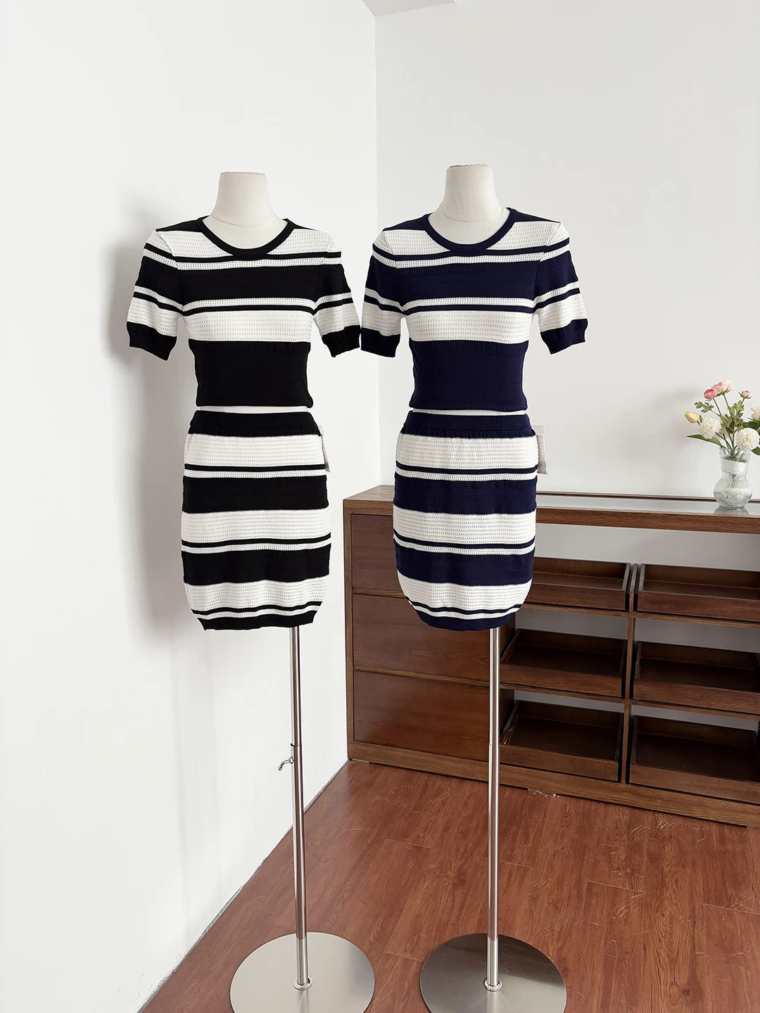 Summer 2026 Fashionable Knitwear Short Sleeve High Waist Skirt Women's Stripe Patterned Slim Fit round Neck T-Shirt Set
Summer 2026 Fashionable Knitwear Short Sleeve High Waist Skirt Women's Stripe Patterned Slim Fit round Neck T-Shirt Set