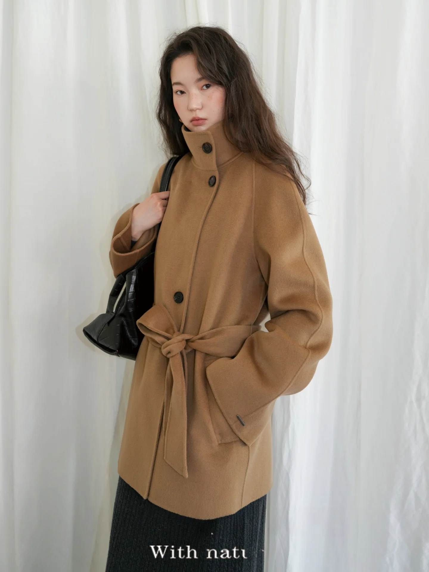 Легкое шерстяное пальто с гладким воротником, женская верхняя одежда, двустороннее, 100% шерсть, средней длины, с воротником-стойкой
Легкое шерстяное пальто с гладким воротником, женская верхняя одежда, двустороннее, 100% шерсть, средней длины, с воротником-стойкой