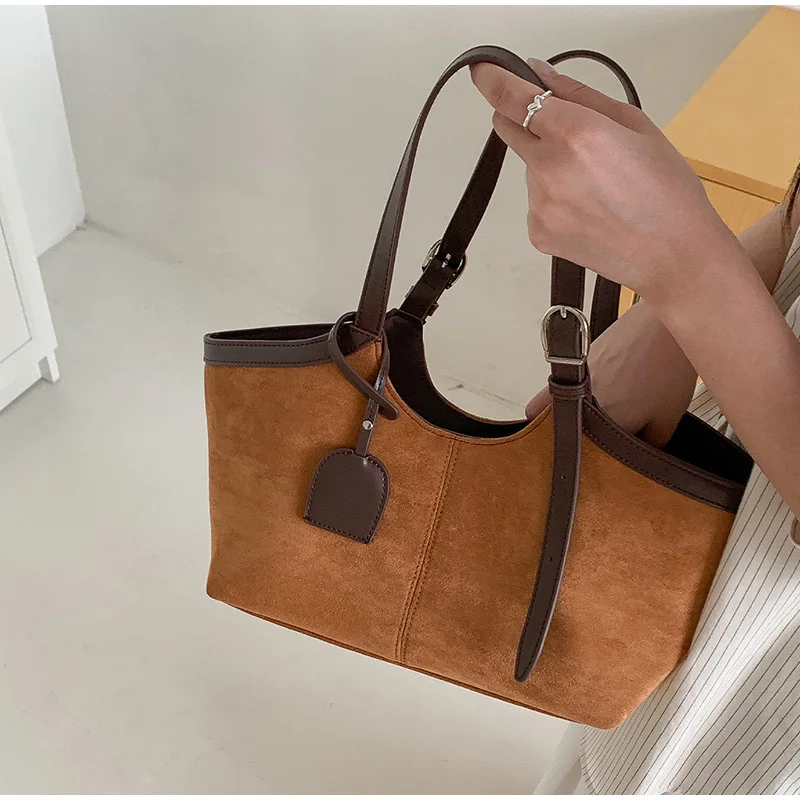 Light Luxury Brand Tote Bag Autumn/winter Suede Frosted Shoulder Bag High-quality Pu Patchwork Design Large Capacity Basket Bag
Light Luxury Brand Tote Bag Autumn/winter Suede Frosted Shoulder Bag High-quality Pu Patchwork Design Large Capacity Basket Bag