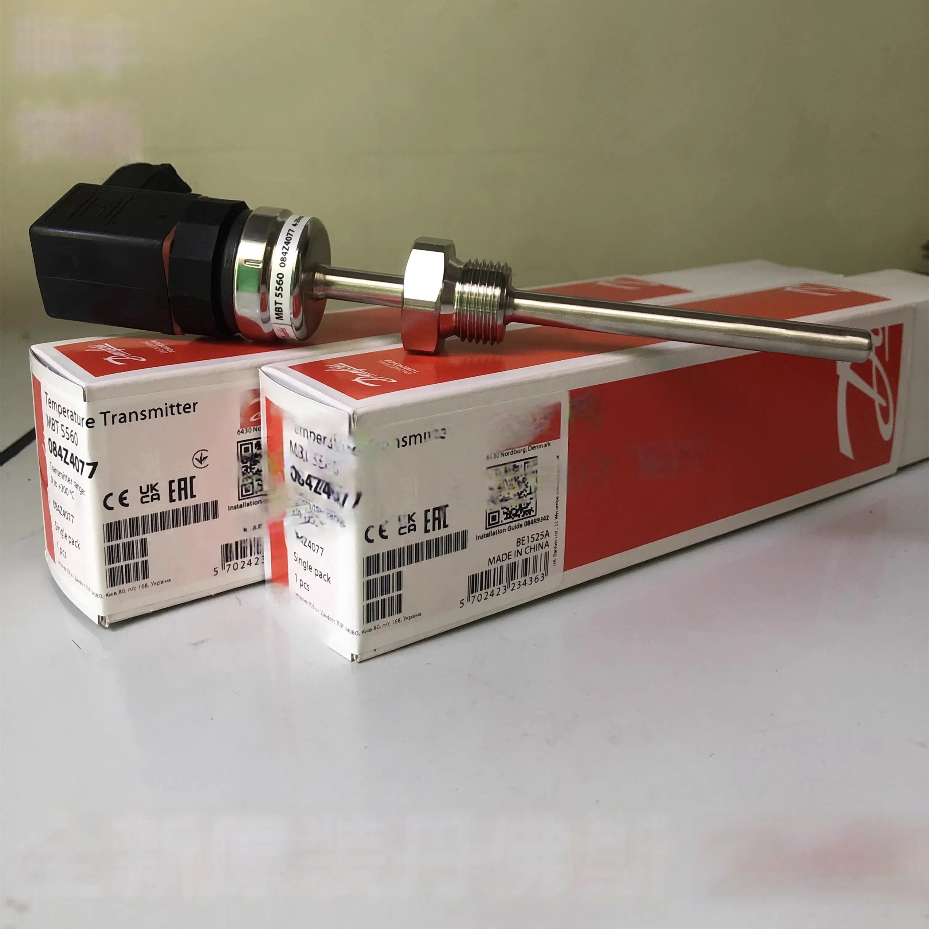 Новый оригинальный датчик температуры Danfoss MBT5560 (084Z4077) MBT5560(084Z4091)
Новый оригинальный датчик температуры Danfoss MBT5560 (084Z4077) MBT5560(084Z4091)