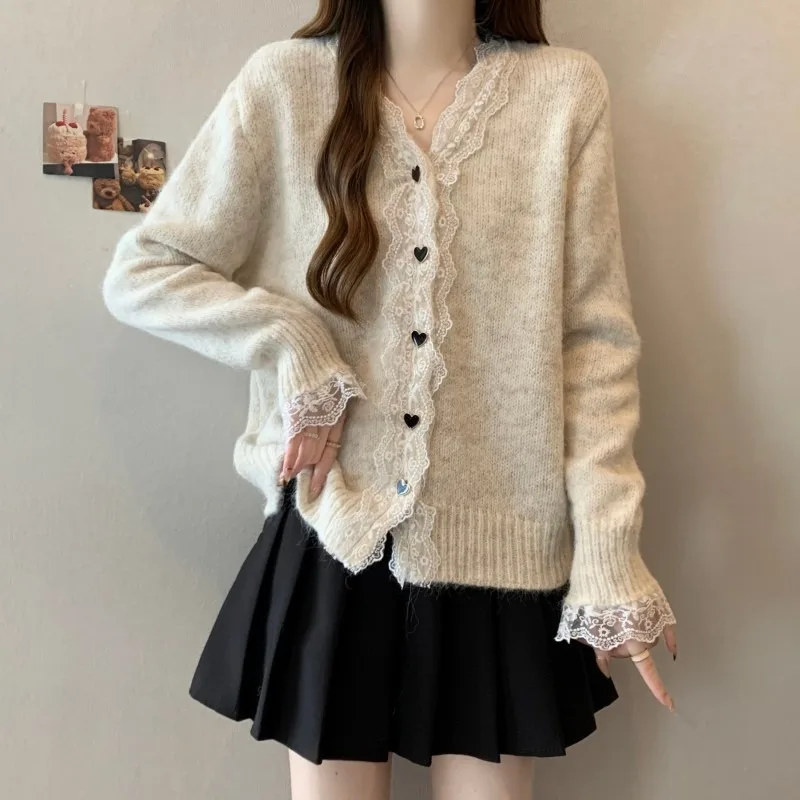Korean Style Lace Splicing V-Neck Knitted Cardigan Women's Temperament Heart Button Design Long Sleeve Sweater Coat Chic Tops
Korean Style Lace Splicing V-Neck Knitted Cardigan Women's Temperament Heart Button Design Long Sleeve Sweater Coat Chic Tops