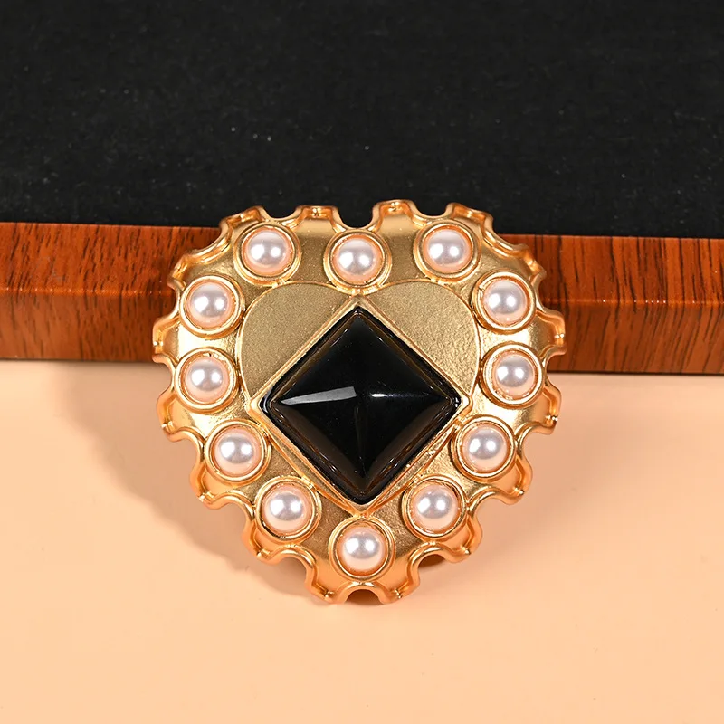 Luxury Retro Love Pearl Brooch, Fashion Atmospheric Design Brooch Pin for Women's Clothing Decoration
Luxury Retro Love Pearl Brooch, Fashion Atmospheric Design Brooch Pin for Women's Clothing Decoration