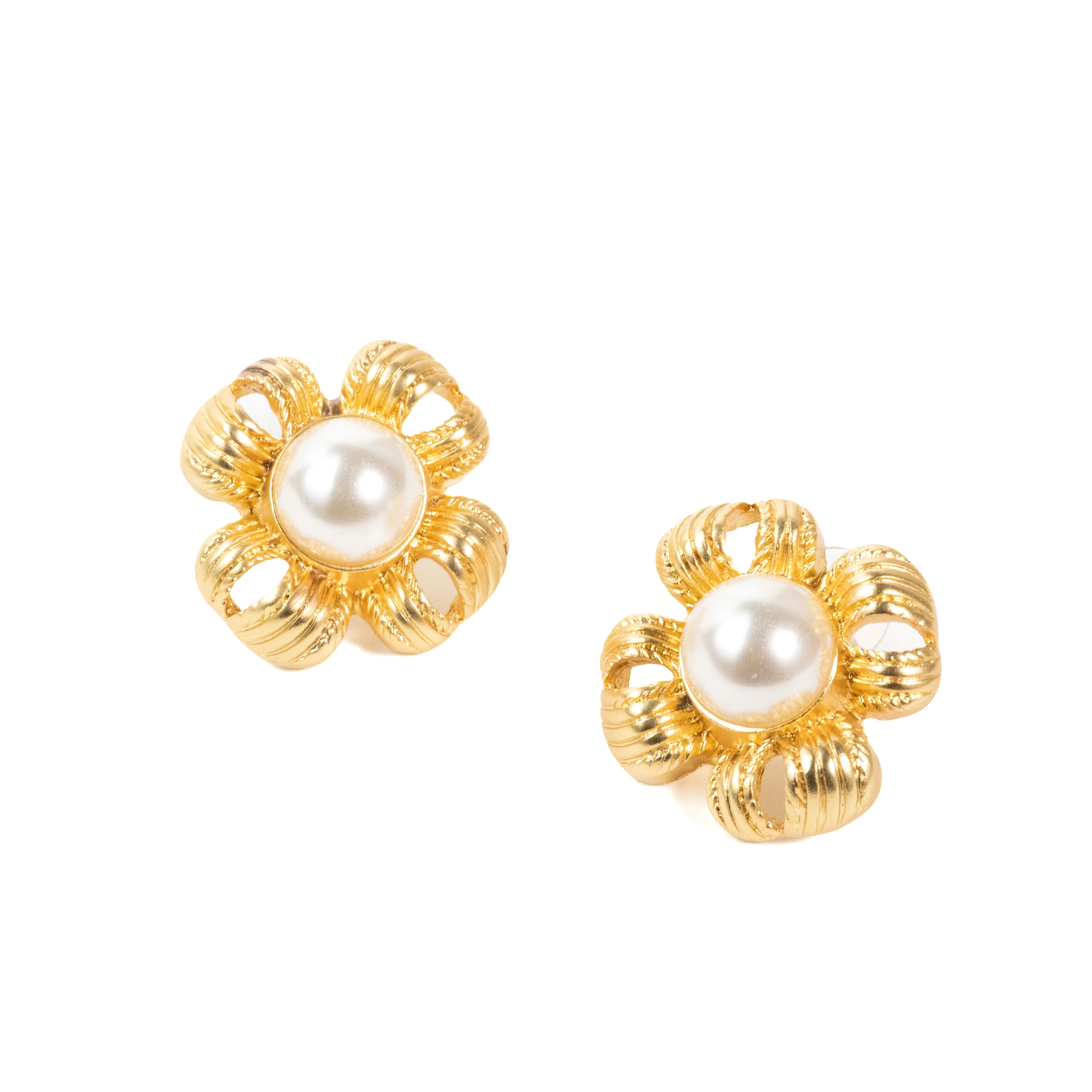 Fashionable pearl stud earrings, simple, exquisite, versatile and beautiful earrings.
Fashionable pearl stud earrings, simple, exquisite, versatile and beautiful earrings.