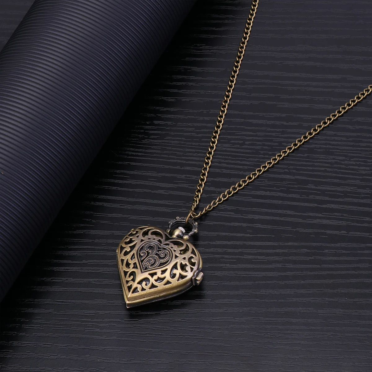 Heart Shaped Pocket Watch Retro Carving Vintage Exquisite High Quality Small Lightweight Long Lasting Practical Information Easy
Heart Shaped Pocket Watch Retro Carving Vintage Exquisite High Quality Small Lightweight Long Lasting Practical Information Easy