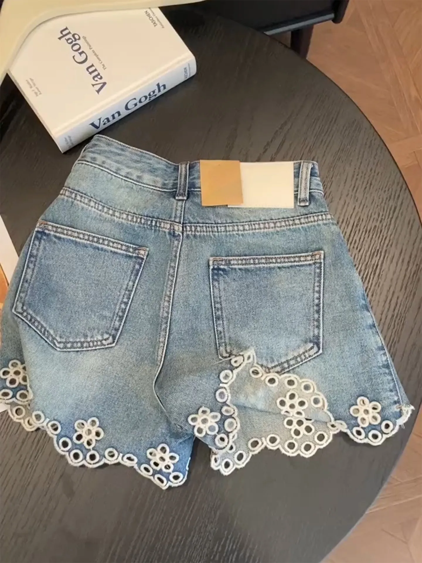 Chic Hollow Out Embroidery Denim Shorts Summer Retro Denim Short Pants Women New Hot Pants
Chic Hollow Out Embroidery Denim Shorts Summer Retro Denim Short Pants Women New Hot Pants