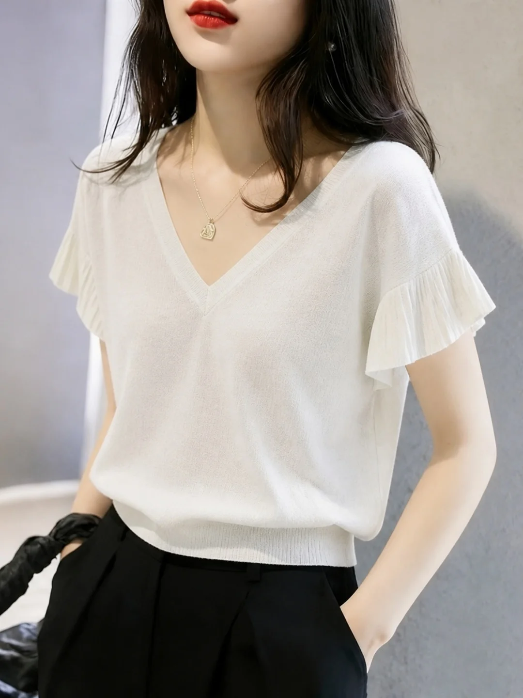 Summer V-Neck Knitwear Minimalist Stylish Short Sleeve Color Versatile Slimming Personality Top Korean Style Straight Cut
Summer V-Neck Knitwear Minimalist Stylish Short Sleeve Color Versatile Slimming Personality Top Korean Style Straight Cut
