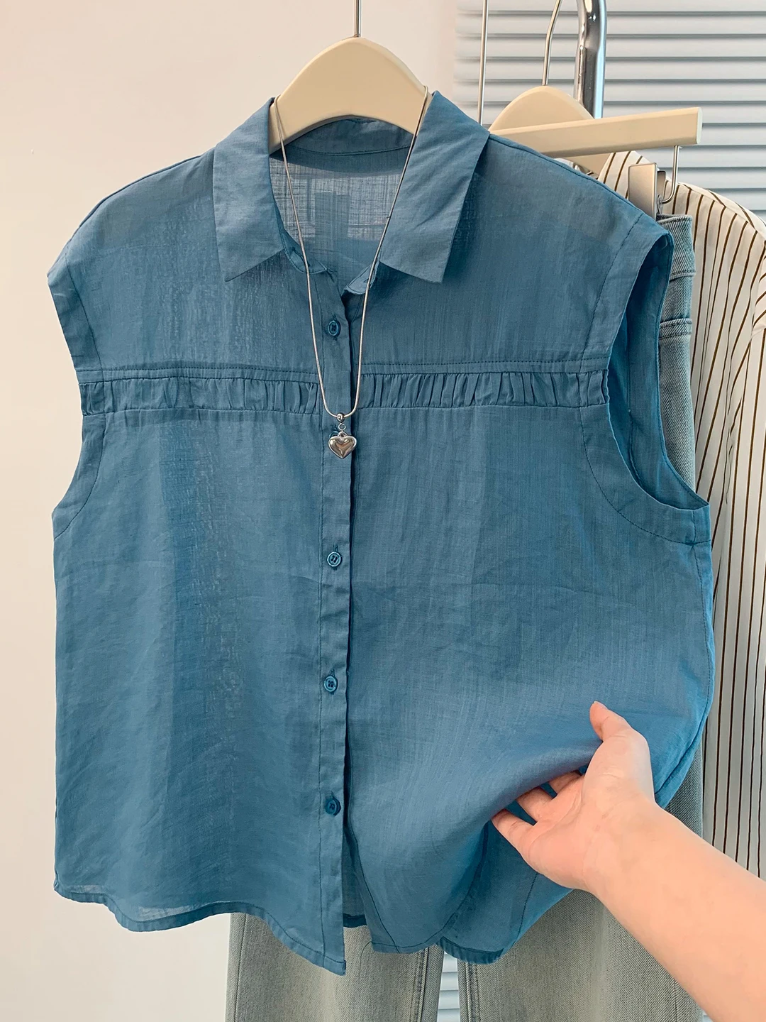 Simple Pure Color Sleeveless Turn-down Collar Cotton Linen Thin Vest Outerwear Summer Shirt for plus Size Women Casual Style
Simple Pure Color Sleeveless Turn-down Collar Cotton Linen Thin Vest Outerwear Summer Shirt for plus Size Women Casual Style