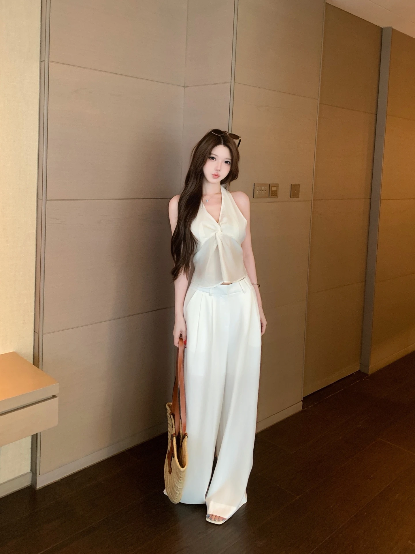 Fashionable Short Sleeveless Vest And Pants Set for Women Knot Neck Design Slim Fit Summer Outfit Two Piece Set White Color
Fashionable Short Sleeveless Vest And Pants Set for Women Knot Neck Design Slim Fit Summer Outfit Two Piece Set White Color