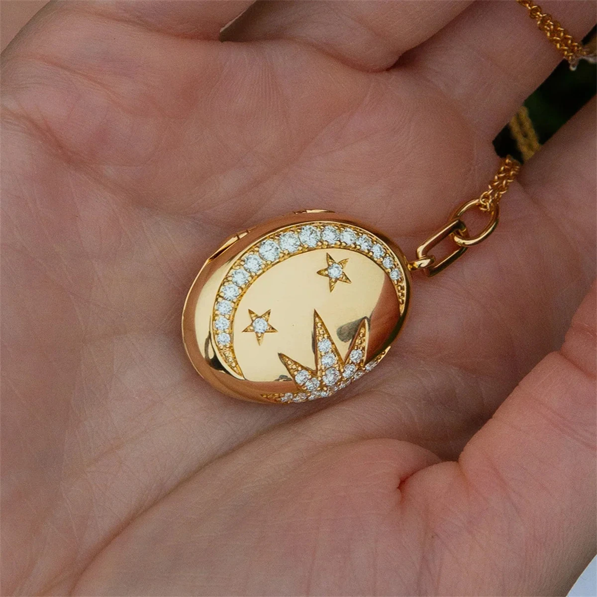 Fashion Vintage Moon Photo Frame Necklace Openable Locket Pendant Hot Selling Gold Plated Color Retention Women Jewelry Gift
Fashion Vintage Moon Photo Frame Necklace Openable Locket Pendant Hot Selling Gold Plated Color Retention Women Jewelry Gift