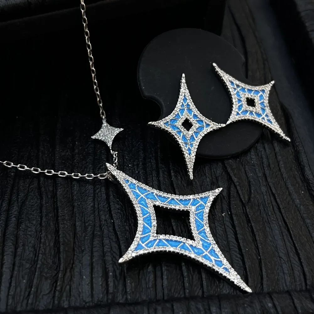 Женское ожерелье и серьги из 3 предметов с четырехконечной звездой, гипоаллергенный комплект, элитная роскошь, идеально подходит для банкетов и юбилеев
Женское ожерелье и серьги из 3 предметов с четырехконечной звездой, гипоаллергенный комплект, элитная роскошь, идеально подходит для банкетов и юбилеев