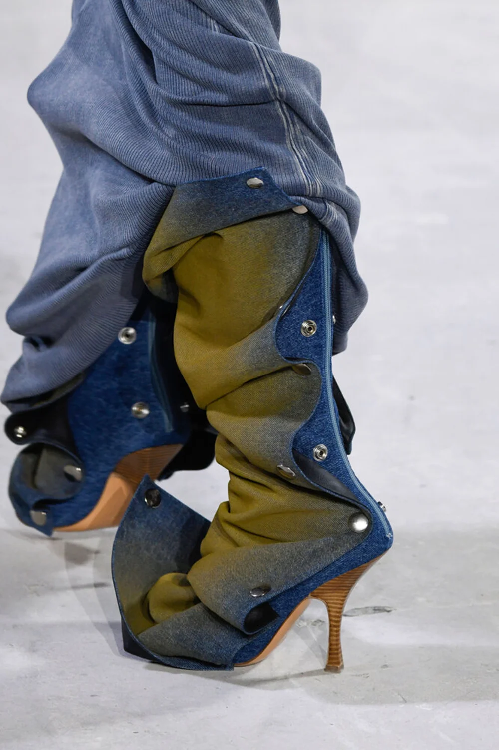 Fashion Gradient Denim Pointed-Toe Over-the-Knee Boots Detachable Folded Cuff Gold Buttons Stiletto Heel Design Boots
Fashion Gradient Denim Pointed-Toe Over-the-Knee Boots Detachable Folded Cuff Gold Buttons Stiletto Heel Design Boots