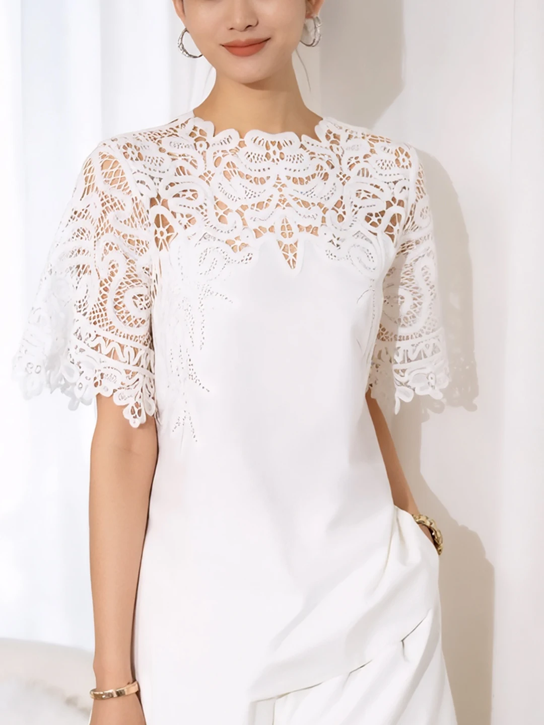 Elegant Lace Splice Hollow out Short Sleeve T-Shirt Women's Summer New Style Beautiful Top Korean Style Loose Fit Daily Wear
Elegant Lace Splice Hollow out Short Sleeve T-Shirt Women's Summer New Style Beautiful Top Korean Style Loose Fit Daily Wear