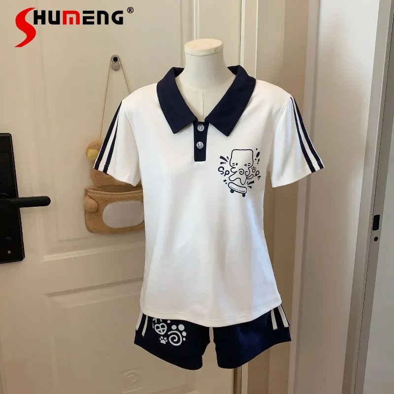 2026 Summer New Japanese Polo Neck Skate Cat Print Short Sleeves T-Shirt And Shorts Set Sweet Cute Casual Daily Two Piece Outfit
2026 Summer New Japanese Polo Neck Skate Cat Print Short Sleeves T-Shirt And Shorts Set Sweet Cute Casual Daily Two Piece Outfit