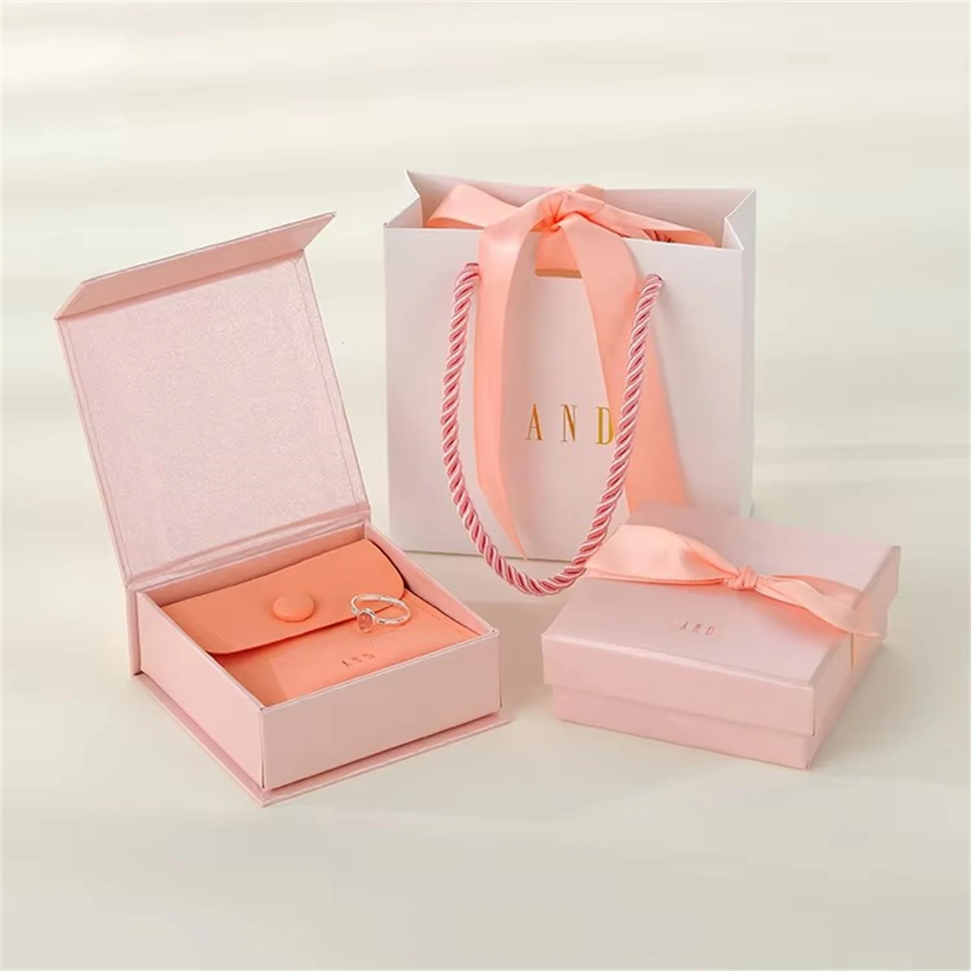 LOGO Customized Microfiber Pouch Card Paper Slide Box Magnetic Flip Box Paper Handle Bag Jewelry Packaging Set
LOGO Customized Microfiber Pouch Card Paper Slide Box Magnetic Flip Box Paper Handle Bag Jewelry Packaging Set