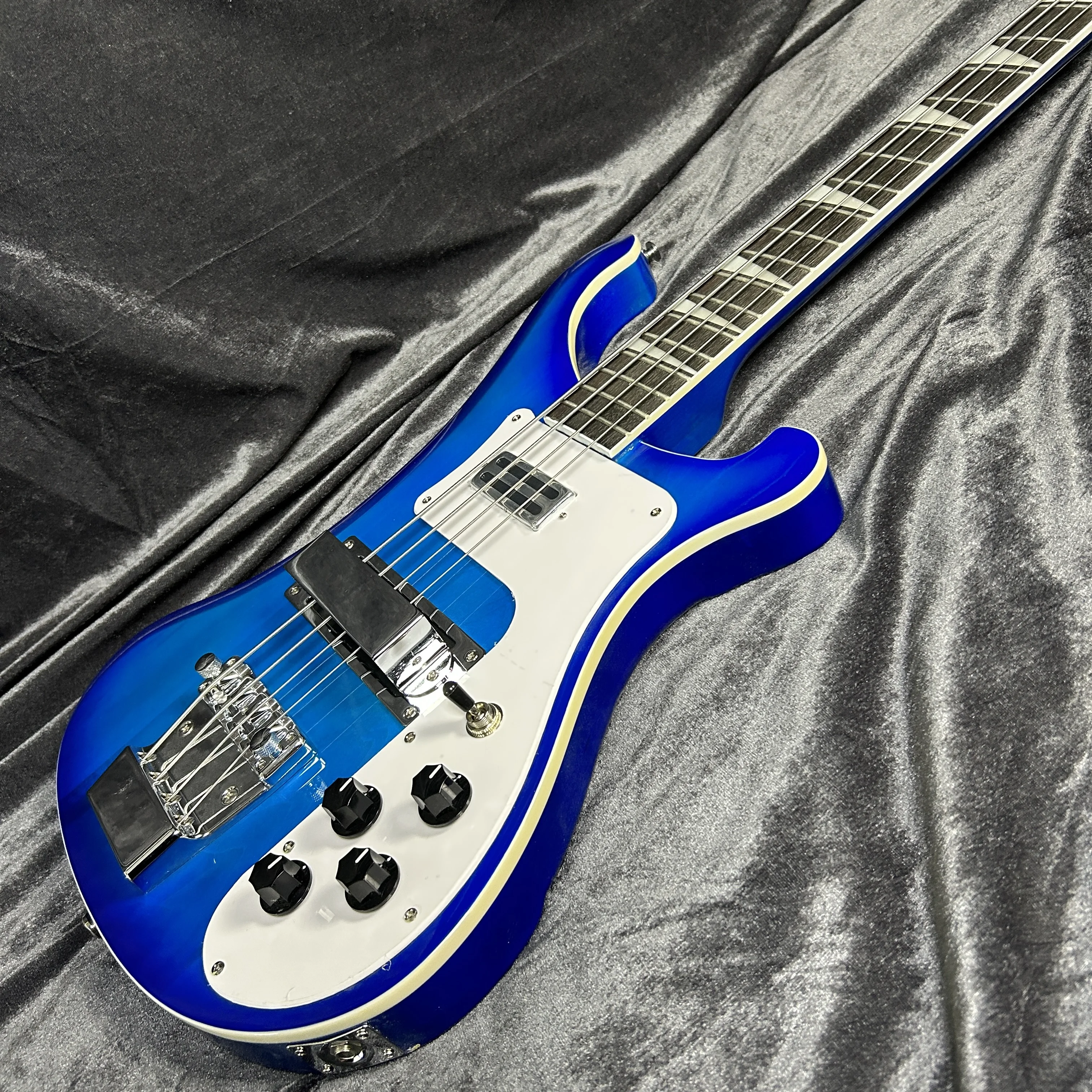 Hot Sale Bass Guitars 22 Frets 4003 Version Transparent Blue Color 844 mm Scale Length
Hot Sale Bass Guitars 22 Frets 4003 Version Transparent Blue Color 844 mm Scale Length