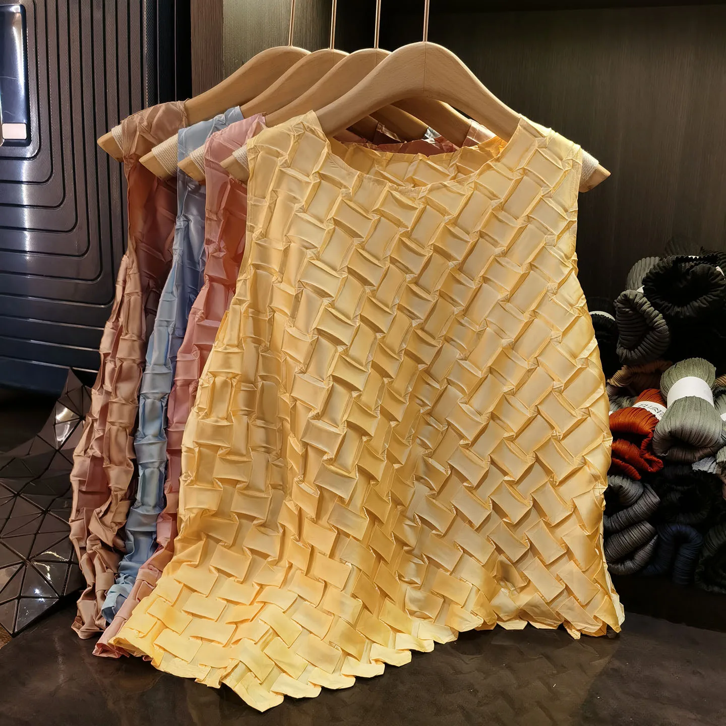 Miyake плиссированная футболка Plisse Premium Sense 2024, летний тканый складной топ, женская новая плиссированная нерегулярная однотонная повседневная футболка со складками
Miyake плиссированная футболка Plisse Premium Sense 2024, летний тканый складной топ, женская новая плиссированная нерегулярная однотонная повседневная футболка со складками