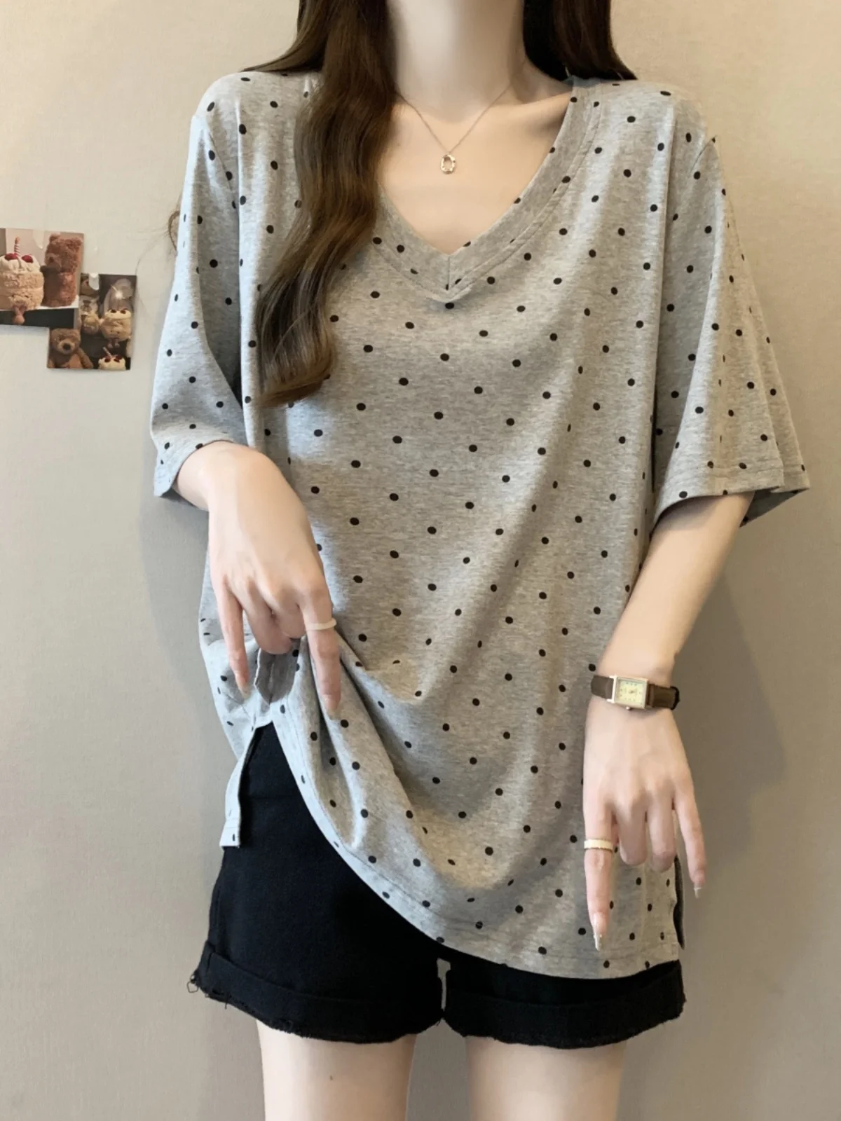 Женская легкая удобная футболка больших размеров с V-образным вырезом и коротким рукавом, летняя, свободного кроя, стройнящая, универсальная, в горошек, серия Prince...
Женская легкая удобная футболка больших размеров с V-образным вырезом и коротким рукавом, летняя, свободного кроя, стройнящая, универсальная, в горошек, серия Prince...