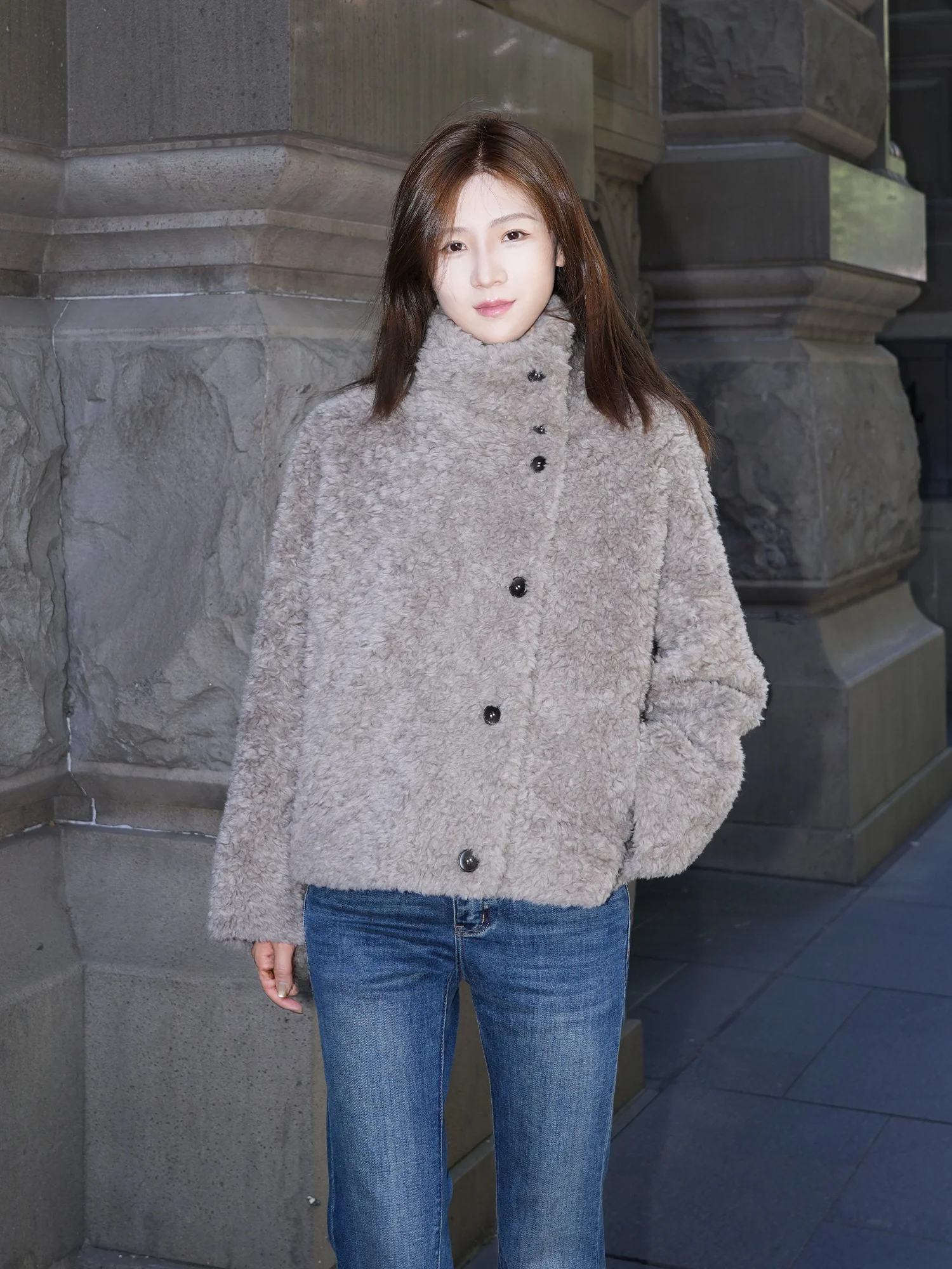 Женское пальто из 100% шерсти Heavy Industry, классическое, свободного кроя, с двойным воротником, на одной пуговице, с меховой отделкой, удлиненное, матовое, с длинными рукавами.
Женское пальто из 100% шерсти Heavy Industry, классическое, свободного кроя, с двойным воротником, на одной пуговице, с меховой отделкой, удлиненное, матовое, с длинными рукавами.