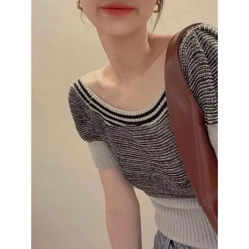 Женская черно-белая полосатая трикотажная блузка с широким вырезом и короткими рукавами, облегающая, повседневная
Женская черно-белая полосатая трикотажная блузка с широким вырезом и короткими рукавами, облегающая, повседневная