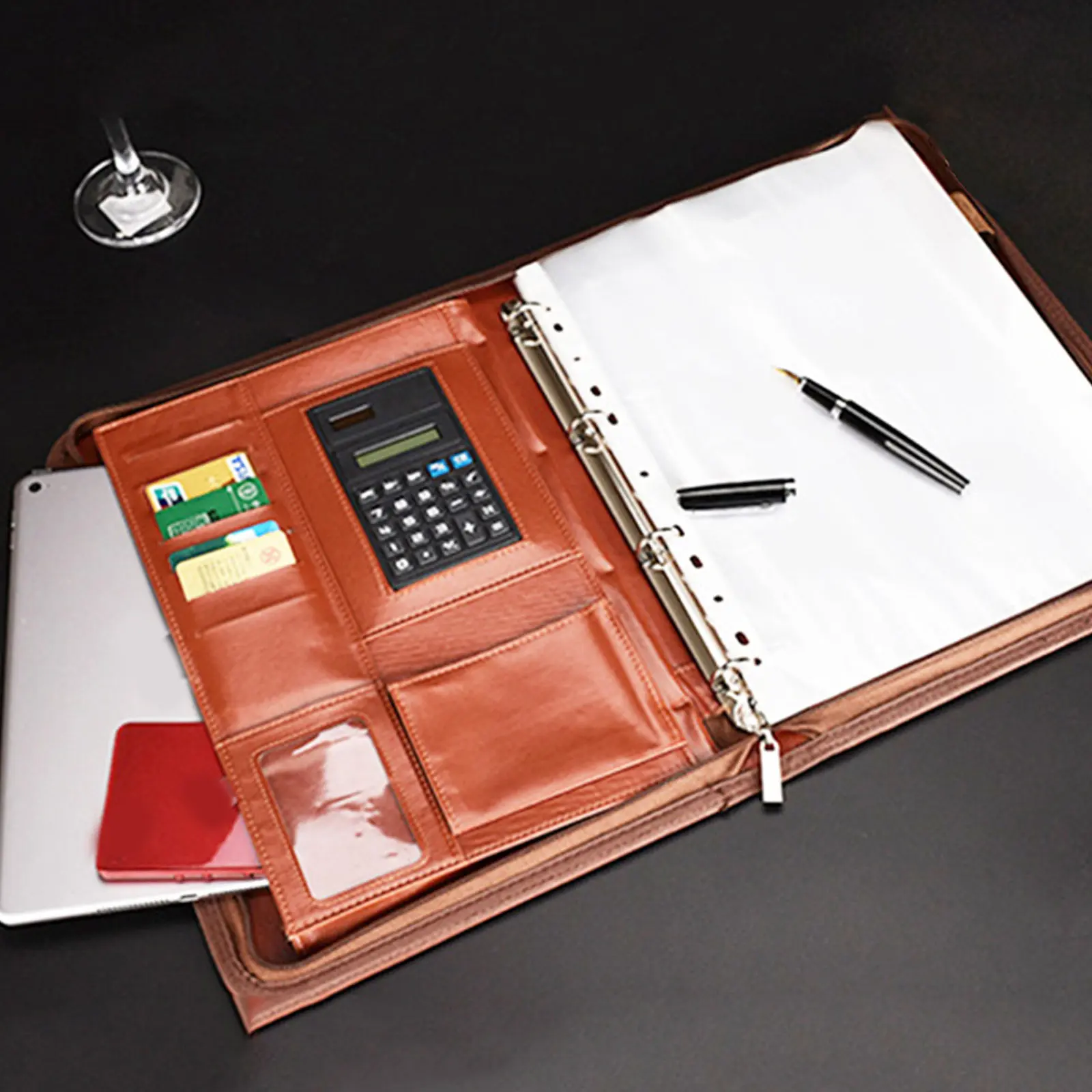 Портфолио A4 коричневого цвета из искусственной кожи с застежкой-молнией, многофункциональный органайзер для офиса и бизнеса с калькулятором, держателями для ручек и карманами для аксессуаров
Портфолио A4 коричневого цвета из искусственной кожи с застежкой-молнией, многофункциональный органайзер для офиса и бизнеса с калькулятором, держателями для ручек и карманами для аксессуаров