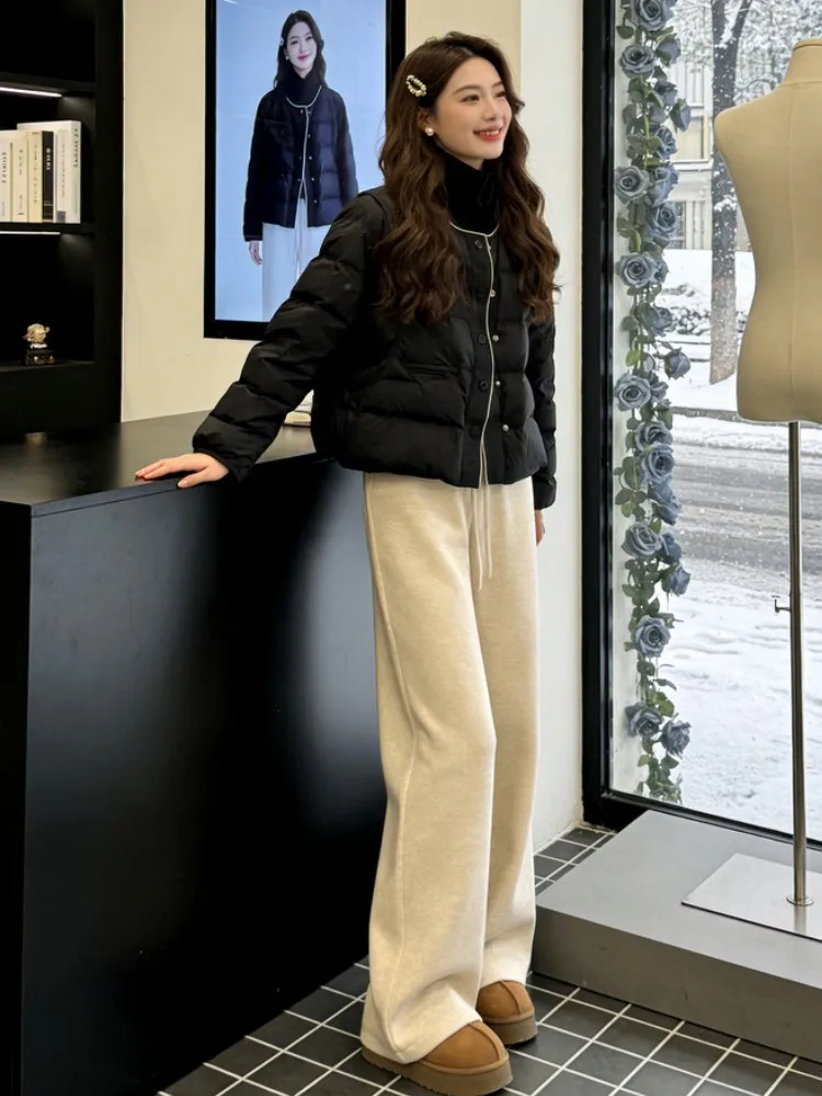 Женская зимняя модная тонкая теплая куртка-пуховик в корейском стиле, свободного кроя, с круглым вырезом и пуговицами
Женская зимняя модная тонкая теплая куртка-пуховик в корейском стиле, свободного кроя, с круглым вырезом и пуговицами