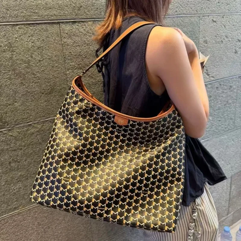 Дизайнерские сумки-хобо для женщин, элитный бренд, высокое качество, холст с монограммой, гладкая кожаная ручка, большая вместительная элегантная сумка на плечо
Дизайнерские сумки-хобо для женщин, элитный бренд, высокое качество, холст с монограммой, гладкая кожаная ручка, большая вместительная элегантная сумка на плечо