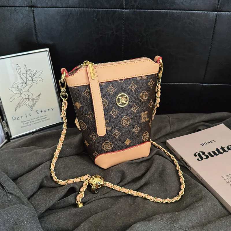 Elegant Luxury Bucket Bag Women's Retro Artistic Style Mobile Phone Bag Fashionable Female Crossbody Shoulder Bag Commuter Bag
Elegant Luxury Bucket Bag Women's Retro Artistic Style Mobile Phone Bag Fashionable Female Crossbody Shoulder Bag Commuter Bag