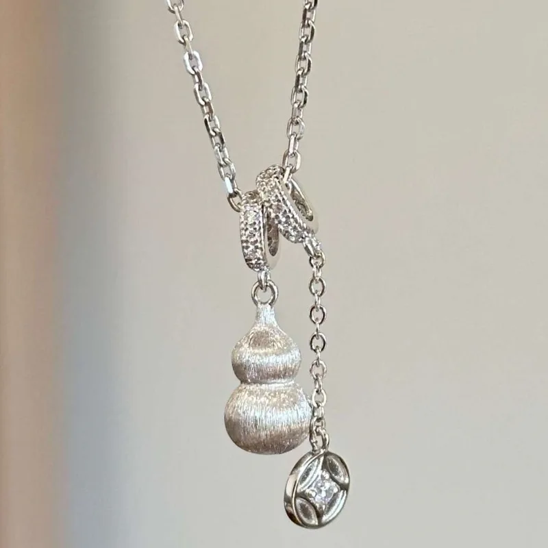 Винтажное ожерелье в китайском стиле с подвеской в виде тыквы, роскошное серебряное украшение 925 пробы, премиальный кулон с кисточкой, цепочка на ключицу, ювелирное изделие для банкетов.
Винтажное ожерелье в китайском стиле с подвеской в виде тыквы, роскошное серебряное украшение 925 пробы, премиальный кулон с кисточкой, цепочка на ключицу, ювелирное изделие для банкетов.