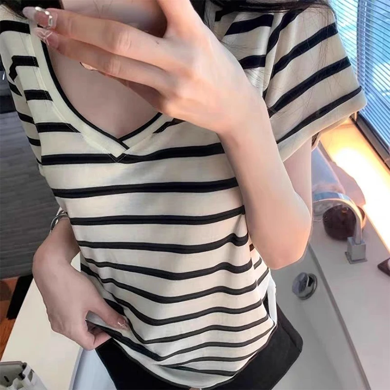 Loose Black And White Striped V-Neck Straight Shoulder Short-Sleeved T-Shirt For Women In Summer
Loose Black And White Striped V-Neck Straight Shoulder Short-Sleeved T-Shirt For Women In Summer