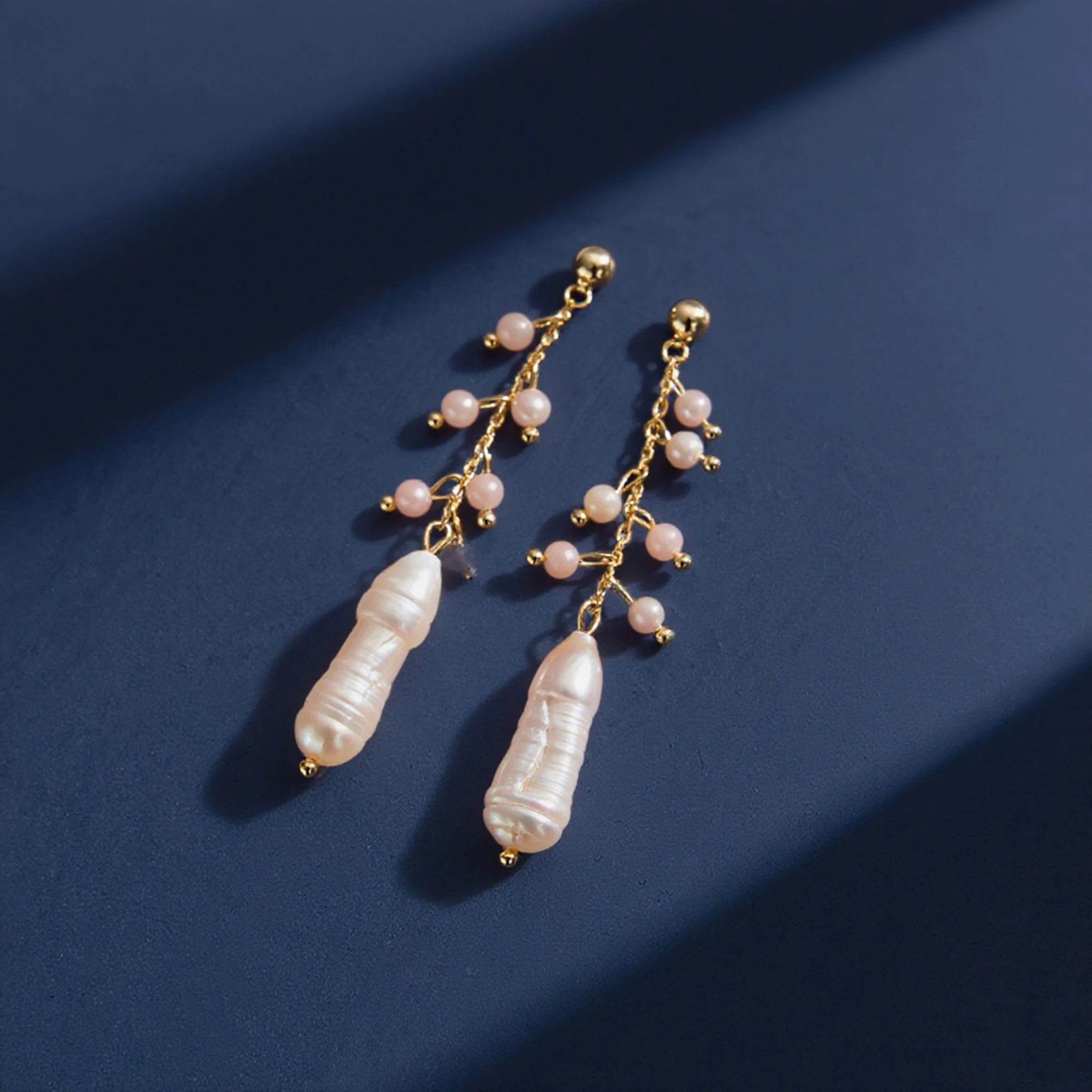 Висячие серьги Effie Queen из 14-каратного золота с жемчугом в стиле барокко, серебро 925 пробы, пресноводный жемчуг с розовым опалом, романтический подарок в стиле MPE04
Висячие серьги Effie Queen из 14-каратного золота с жемчугом в стиле барокко, серебро 925 пробы, пресноводный жемчуг с розовым опалом, романтический подарок в стиле MPE04