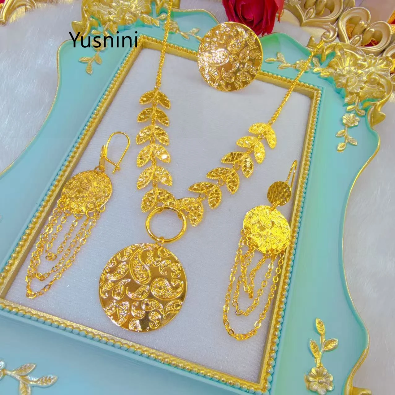 New Dubai Fashion High-end 24K Gold Plated Necklace Earrings Ring Exquisite Engagement Party Jewelry Set for Beloved
New Dubai Fashion High-end 24K Gold Plated Necklace Earrings Ring Exquisite Engagement Party Jewelry Set for Beloved