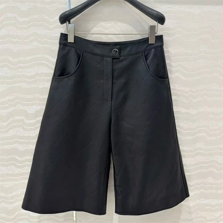 Summer New Arrival Rhombus Pattern Laminate Suede High-Waist Zipper Button Classic Straight Mid-Thigh Shorts for Women
Summer New Arrival Rhombus Pattern Laminate Suede High-Waist Zipper Button Classic Straight Mid-Thigh Shorts for Women