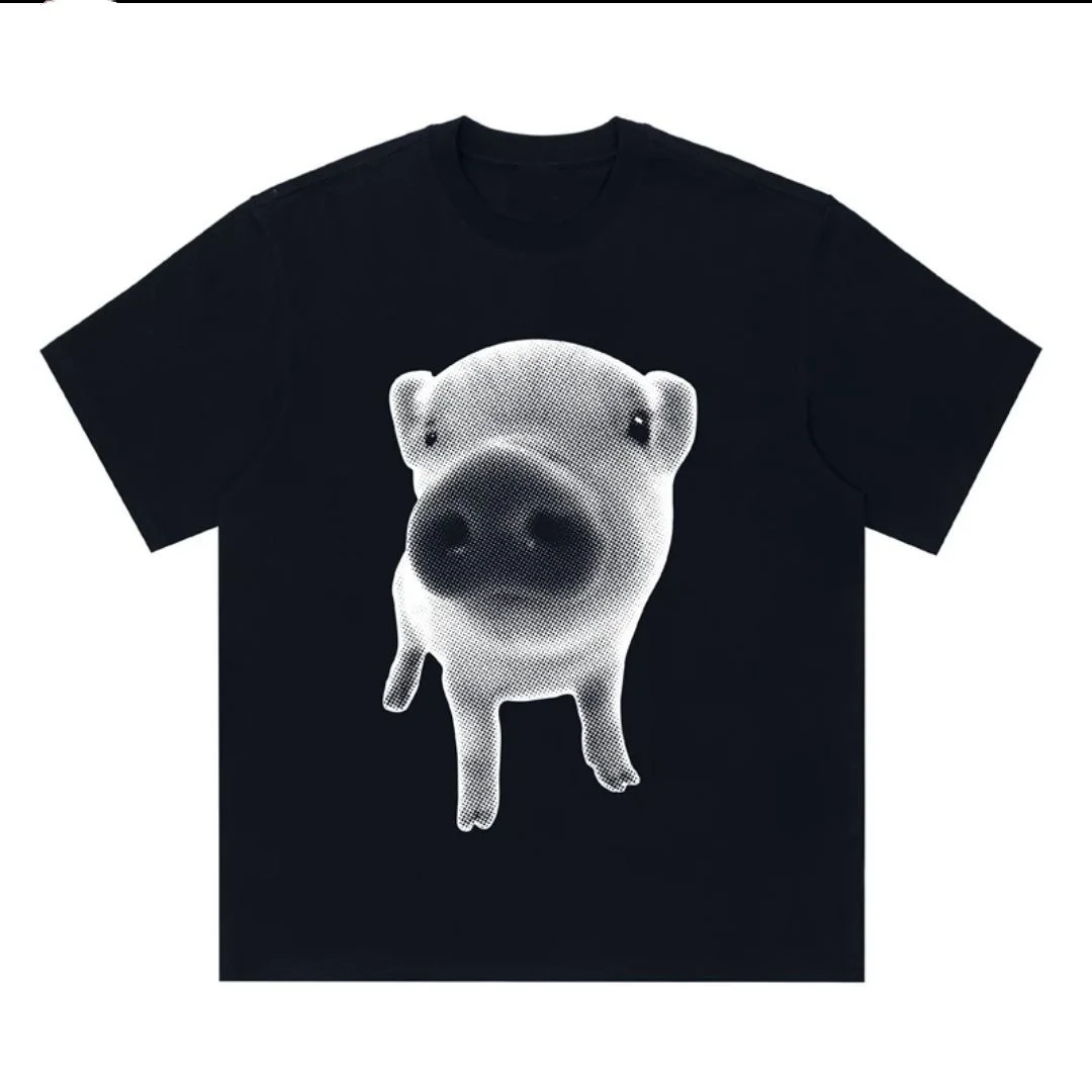 A New Loose-fitting T-shirt for Both Men and Women with Printed Lines of Little Pigs and Dogs, Made of Pure Cotton
A New Loose-fitting T-shirt for Both Men and Women with Printed Lines of Little Pigs and Dogs, Made of Pure Cotton
