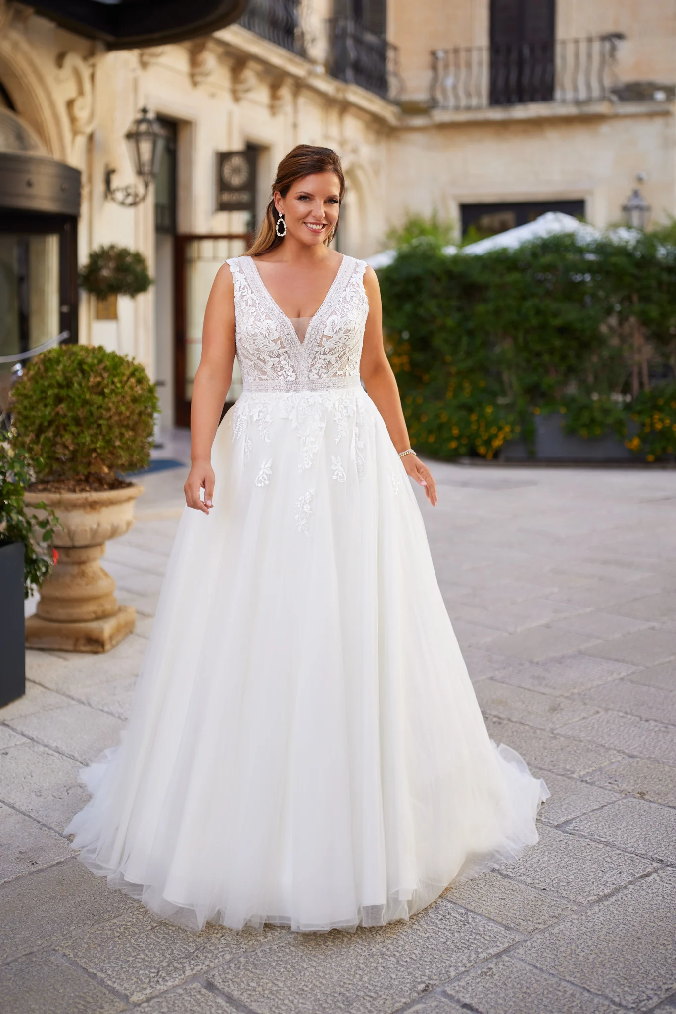 CustomizedElegant Appliques Sweep Train Tulle A-Line Wedding Dress Classic V-Ncek Floor Length Lace Sleeveless Vestido De Novia
CustomizedElegant Appliques Sweep Train Tulle A-Line Wedding Dress Classic V-Ncek Floor Length Lace Sleeveless Vestido De Novia