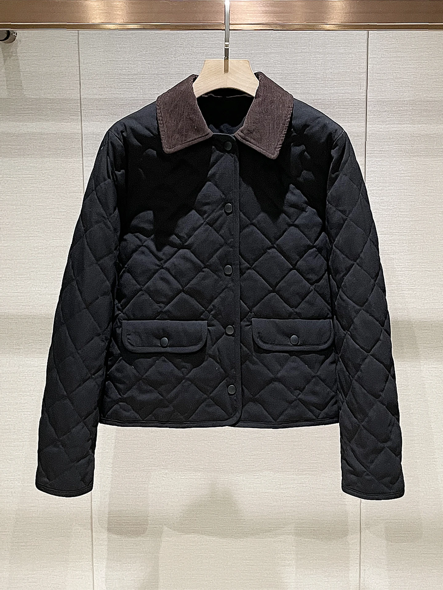 Европейская тонкая пуховая куртка, зимняя новая легкая верхняя одежда с отложным воротником на одной пуговице и бриллиантами, черная шерстяная легкая верхняя одежда для женщин
Европейская тонкая пуховая куртка, зимняя новая легкая верхняя одежда с отложным воротником на одной пуговице и бриллиантами, черная шерстяная легкая верхняя одежда для женщин