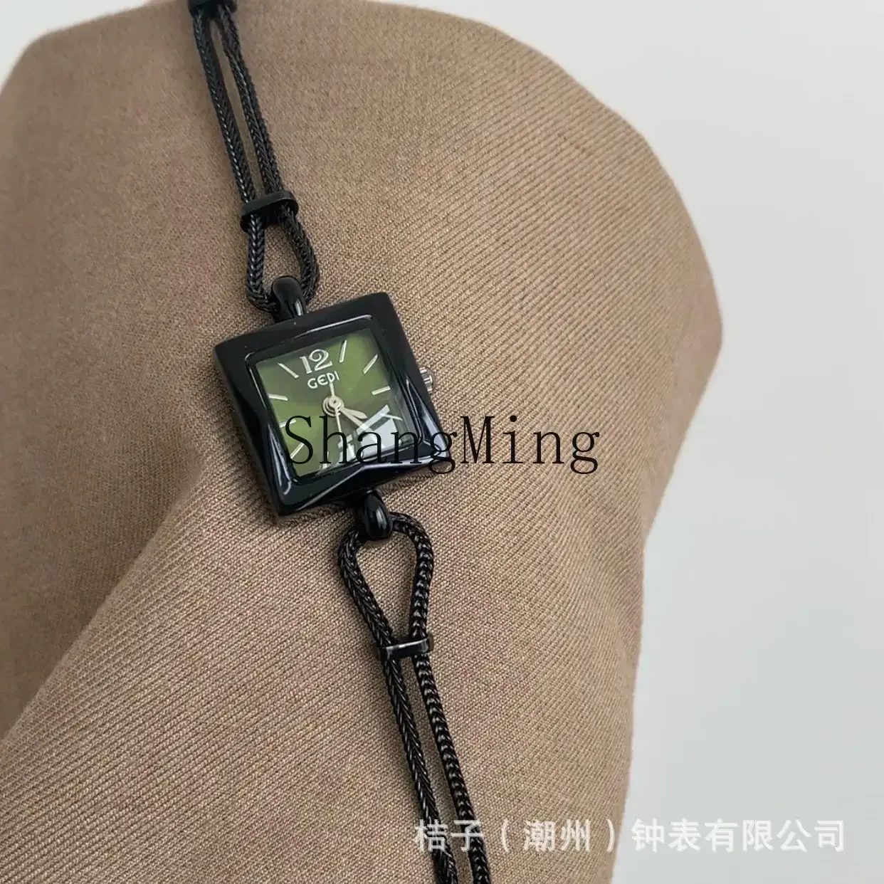 CL perfume bottle bracelet watch women's small and exquisite niche light luxury small sugar cube women's watch
CL perfume bottle bracelet watch women's small and exquisite niche light luxury small sugar cube women's watch