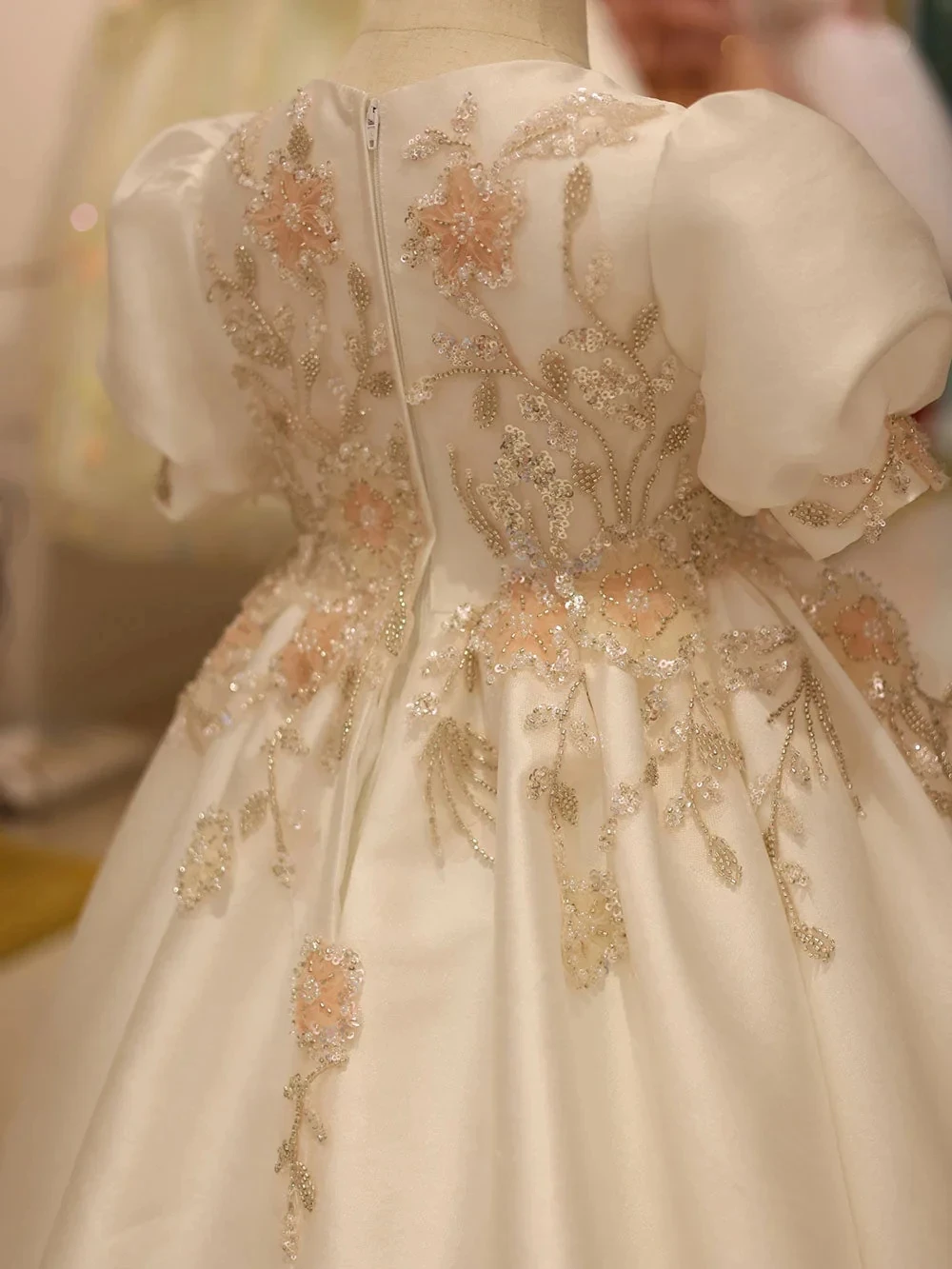 Customized Flower Girl Dress For Wedding Appliques Glitter High Waist Knee Length Luxury Kids Birthday First Communion Gown
Customized Flower Girl Dress For Wedding Appliques Glitter High Waist Knee Length Luxury Kids Birthday First Communion Gown