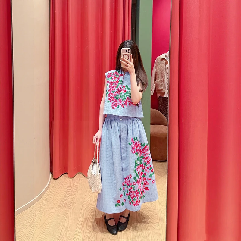 Loose Sleeveless Women's Blue Floral Embroidery Skirt Set Mid-Length A-Line Skirt with Single Button Design Summer Fashion
Loose Sleeveless Women's Blue Floral Embroidery Skirt Set Mid-Length A-Line Skirt with Single Button Design Summer Fashion