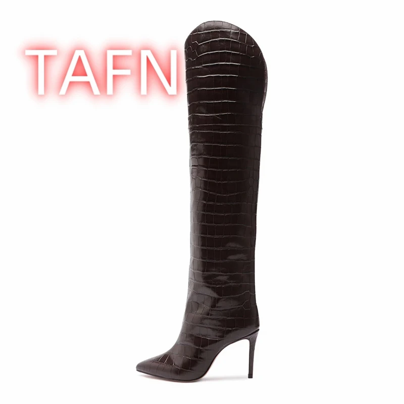 Ботинки из искусственной кожи с тиснением под крокодила, ботинки выше колена на шпильке с боковой молнией, модные высокие женские сапоги, модельные туфли для даты
Ботинки из искусственной кожи с тиснением под крокодила, ботинки выше колена на шпильке с боковой молнией, модные высокие женские сапоги, модельные туфли для даты