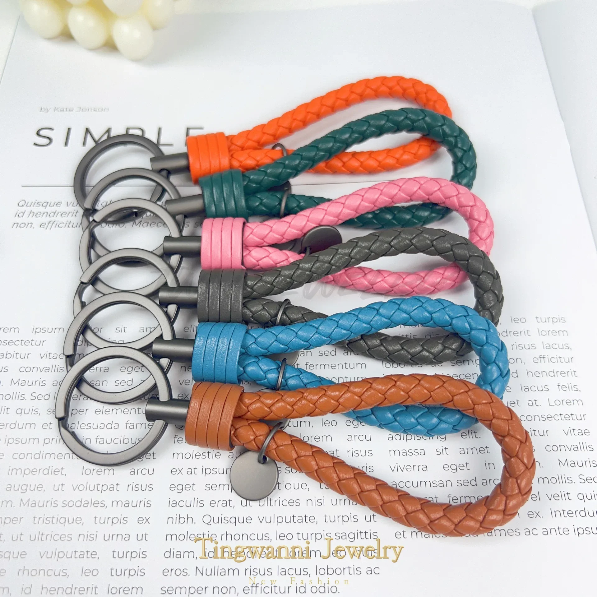 New Trendy Sheepskin Woven Keychain High-end Keychain Men's Car Keychain Genuine Leather Personalized High-end Gift
New Trendy Sheepskin Woven Keychain High-end Keychain Men's Car Keychain Genuine Leather Personalized High-end Gift
