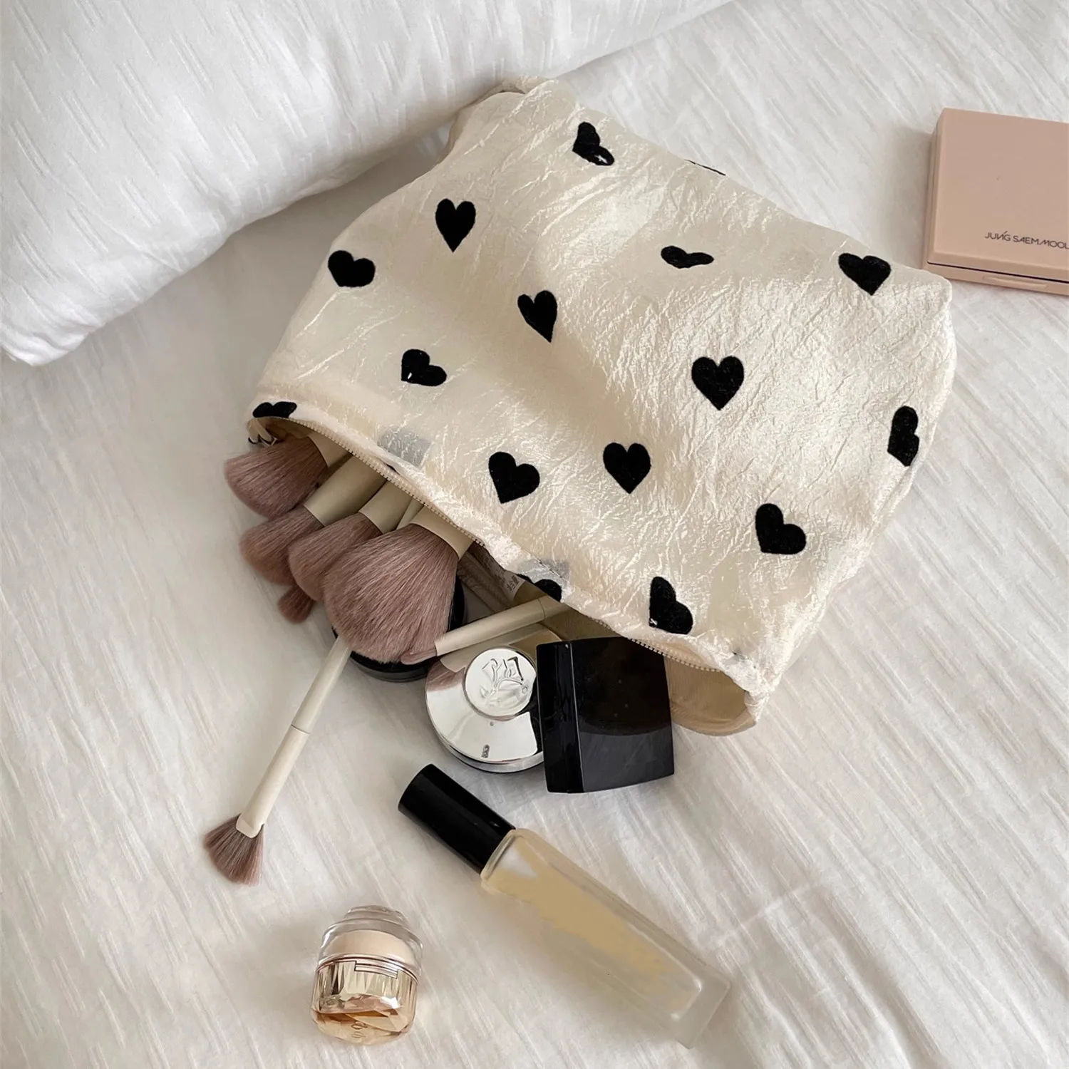 1 pc Black Heart Women Makeup Bag Travel Large Cosmetic Bag Pouch Cosmetic Bag For Home Travel School Daily Use
1 pc Black Heart Women Makeup Bag Travel Large Cosmetic Bag Pouch Cosmetic Bag For Home Travel School Daily Use