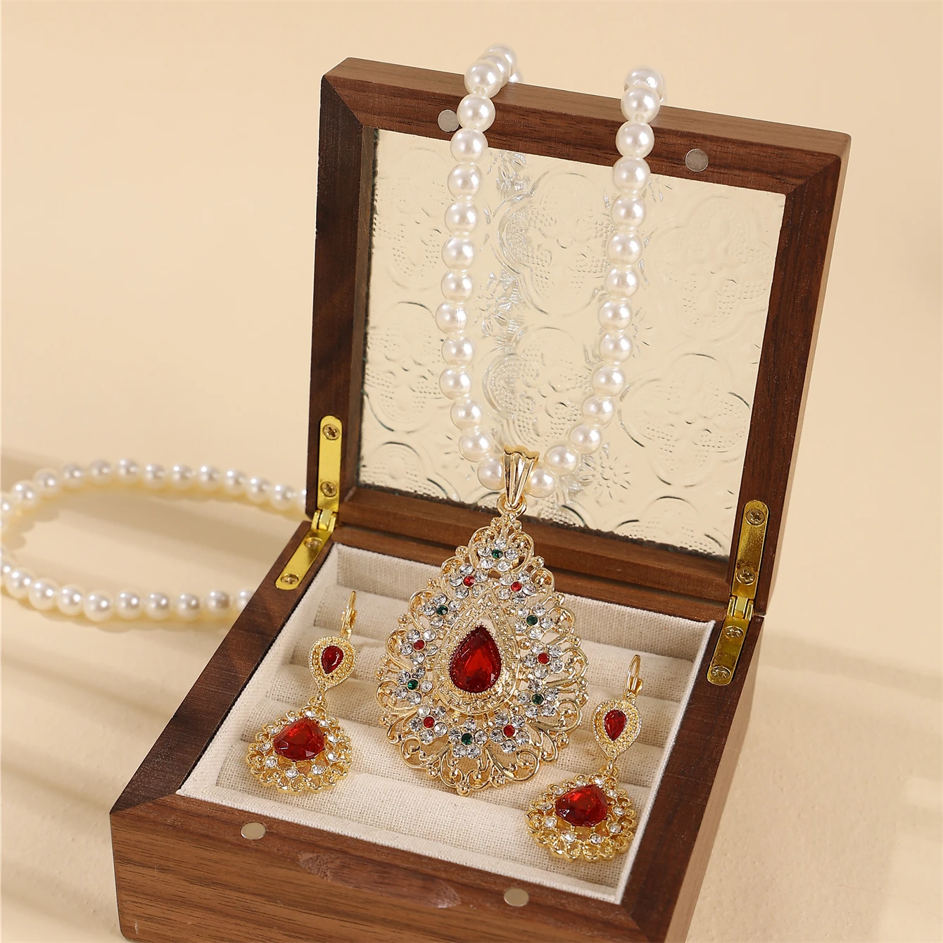 Elegant Lady Imitation Pearl Necklace Earrings 2-piece Set Moroccan Girl Banquet Party Wedding Jewelry Rhinestone Drop Neckchain
Elegant Lady Imitation Pearl Necklace Earrings 2-piece Set Moroccan Girl Banquet Party Wedding Jewelry Rhinestone Drop Neckchain