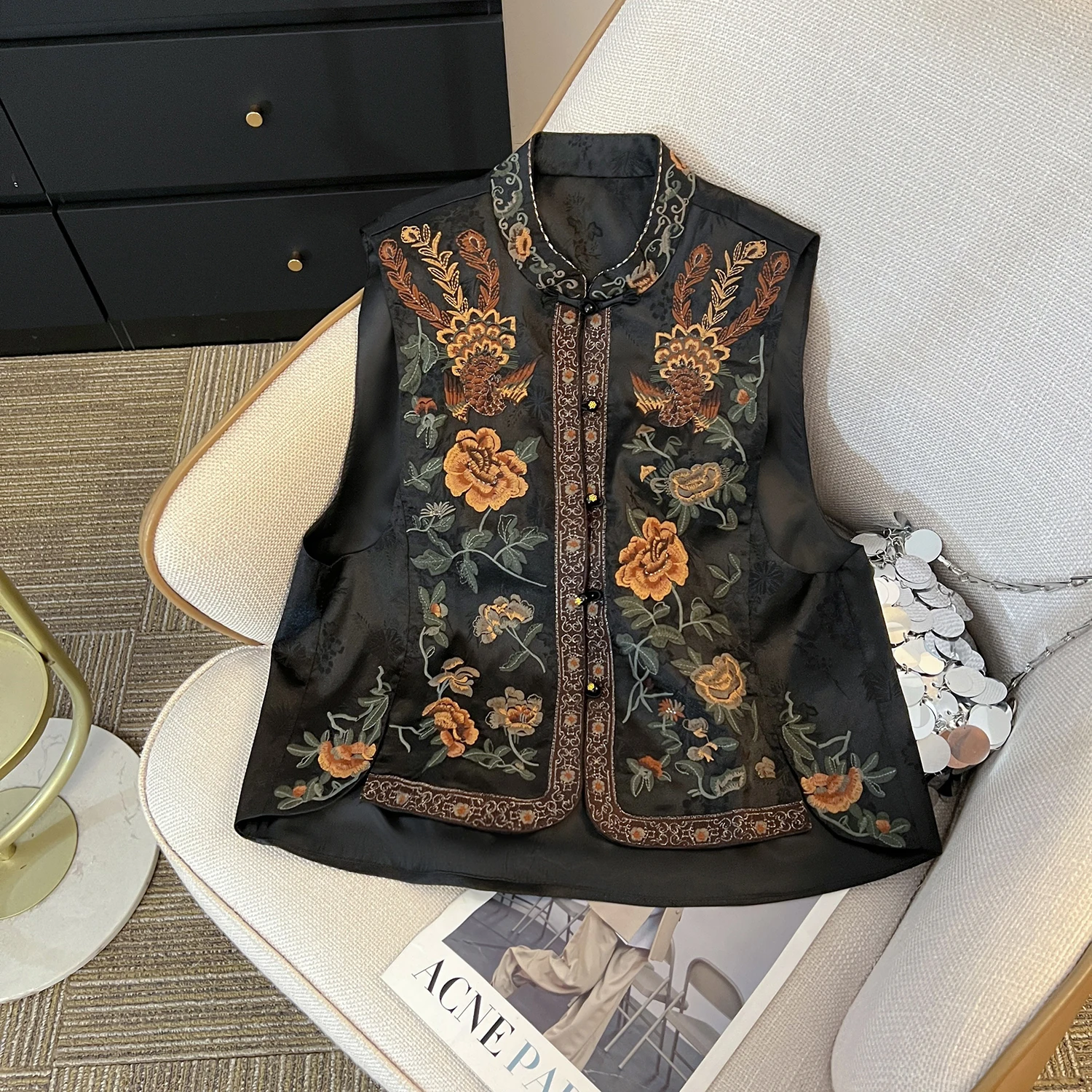 Новый китайский женский жилет с тяжелой вышивкой цветами, в стиле ретро, с этническим воротником, открытый кардиган, хлопковая одежда, весна 2025
Новый китайский женский жилет с тяжелой вышивкой цветами, в стиле ретро, с этническим воротником, открытый кардиган, хлопковая одежда, весна 2025