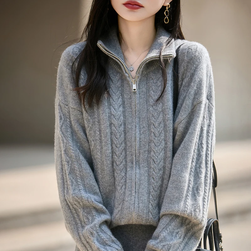 Весенне-осенний новый женский классический шерстяной кардиган с длинным рукавом на молнии и высоким воротником, свитер высокого качества, свободный базовый топ
Весенне-осенний новый женский классический шерстяной кардиган с длинным рукавом на молнии и высоким воротником, свитер высокого качества, свободный базовый топ
