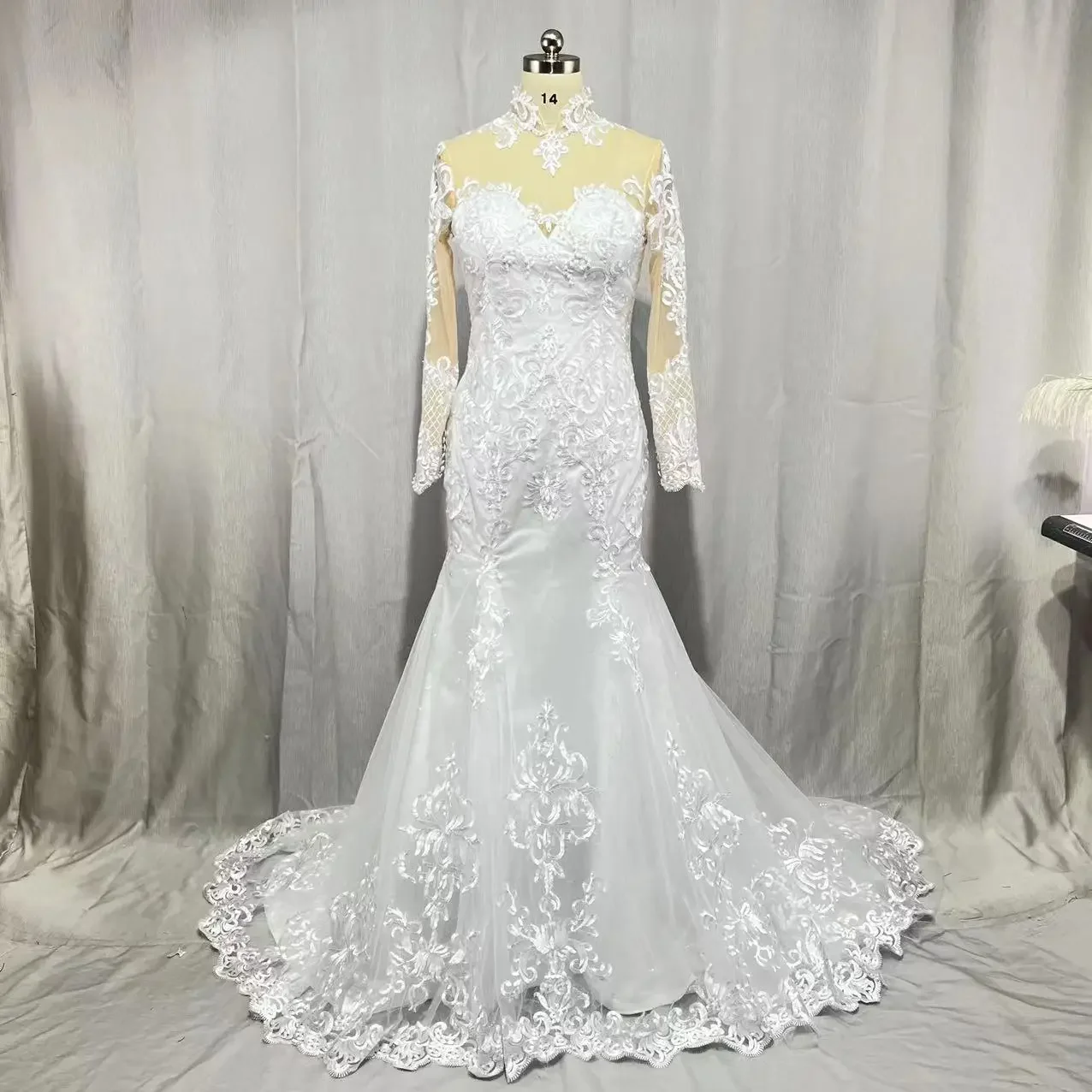 Customized High Neck Long Sleeve Mermaid Wedding Dresses Tulle Lace Appliques Bridal Gown SweepTrain Button Back Custom Made
Customized High Neck Long Sleeve Mermaid Wedding Dresses Tulle Lace Appliques Bridal Gown SweepTrain Button Back Custom Made